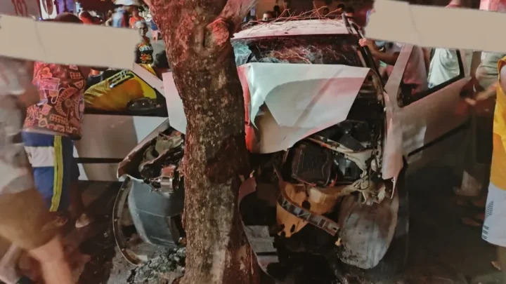 Quatro pessoas ficam feridas após carro bater contra árvore em Guanambi