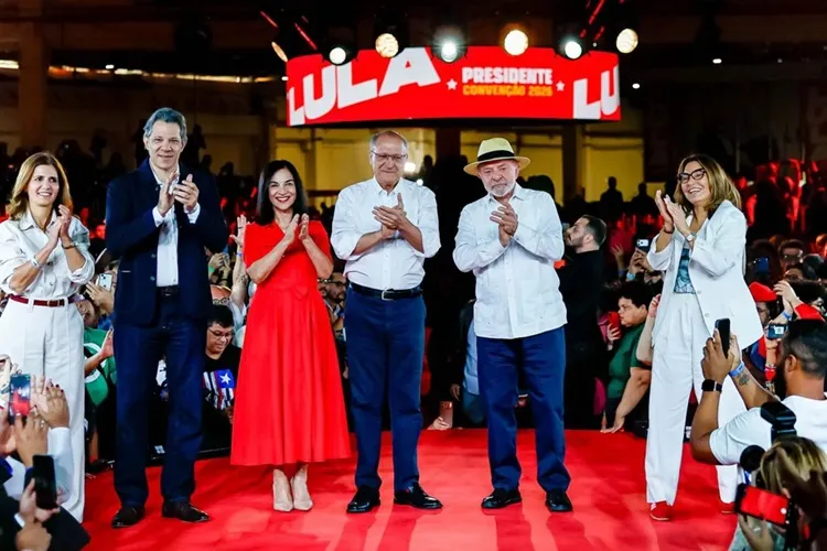 PT oficializa Lula como candidato à Presidência