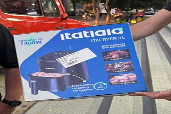 Dupla em motocicleta furta fritadeira elétrica de estabelecimento comercial em Guanambi