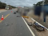 Duas pessoas ficam feridas após colisão entre carreta e moto na BR‑430, em Caetité