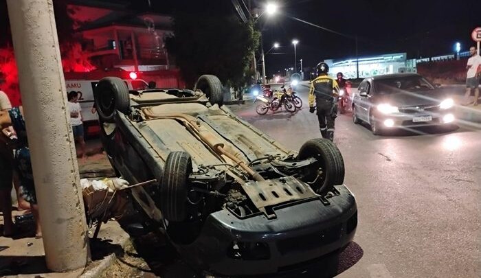 Duas pessoas ficam feridas após carro capotar no bairro Santo Antônio, em Guanambi