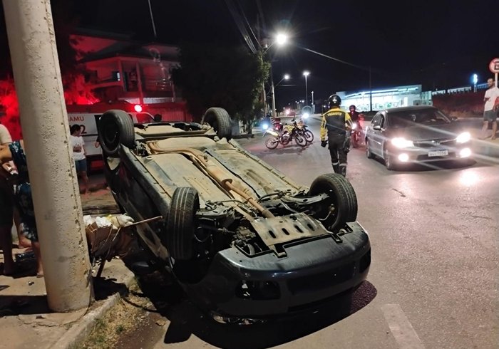 Duas pessoas ficam feridas após carro capotar no bairro Santo Antônio, em Guanambi