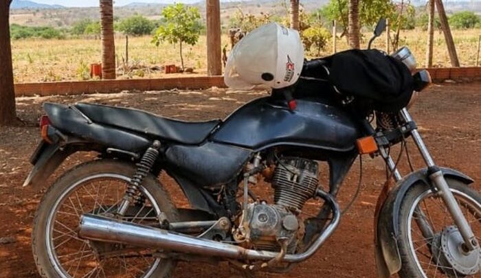 Motocicleta e capacete são furtados no Centro de Pindaí