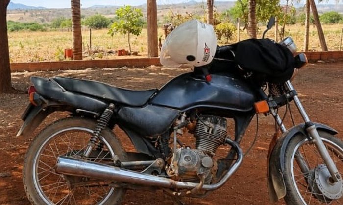 Motocicleta e capacete são furtados no Centro de Pindaí