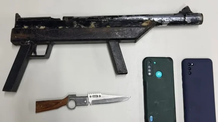 PM detém homem embriagado com canivete e réplica de pistola dentro de igreja em Anagé