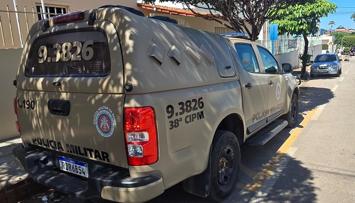 Homem é preso após ferir o próprio irmão com foice e ameaçar policiais em Riacho de Santana