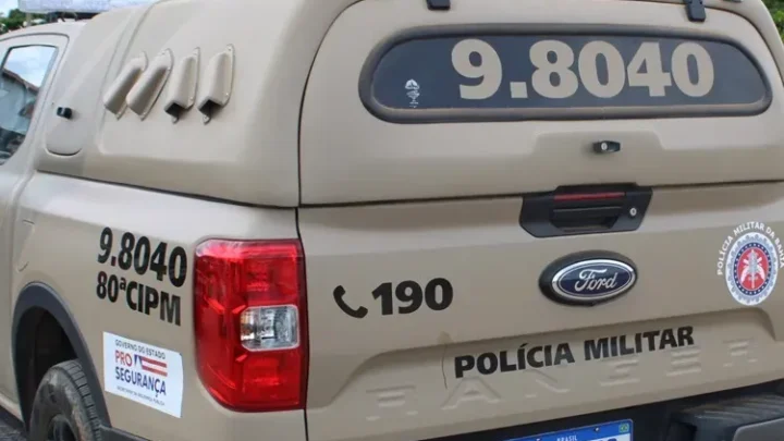 Homem surta, destrói carro de familiar e acaba preso por desacato em Mortugaba
