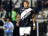Atacante do Vasco é alvo de buscas em investigação sobre tráfico de drogas e armas