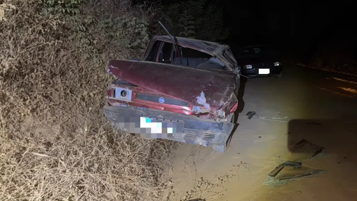 Motorista bate em três carros estacionados, foge e capota veículo em Licínio de Almeida