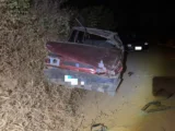Motorista bate em três carros estacionados, foge e capota veículo em Licínio de Almeida