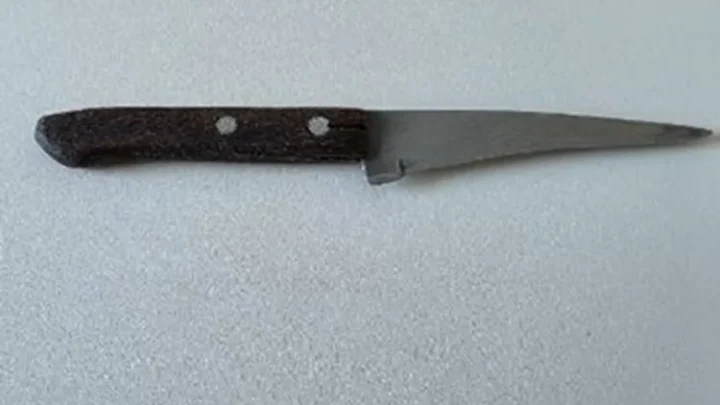 Detector de metais flagra adolescente com faca dentro de sapato em escola de Urandi