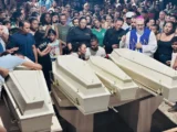 Sob forte comoção, Paramirim se despede de quatro crianças mortas por afogamento Sob forte comoção, Paramirim se despede de quatro crianças mortas por afogamento