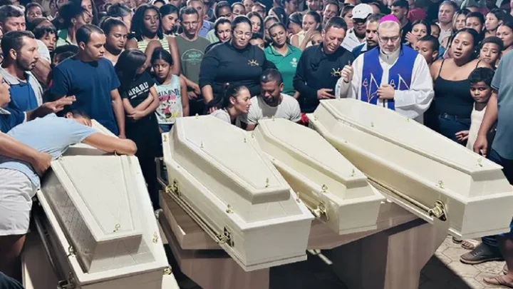 Sob forte comoção, Paramirim se despede de quatro crianças mortas por afogamento