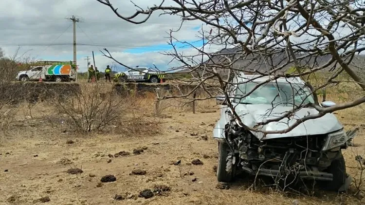Caminhonete bate em poste e deixa motorista ferido na BA-573, em Guanambi