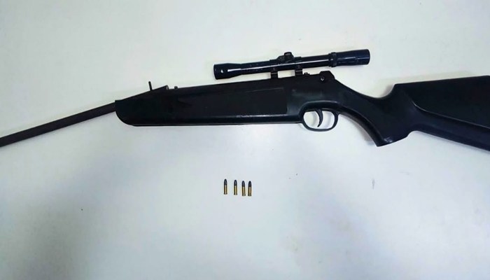 Homem é detido com carabina e munições após denúncia de tráfico de drogas em Candiba