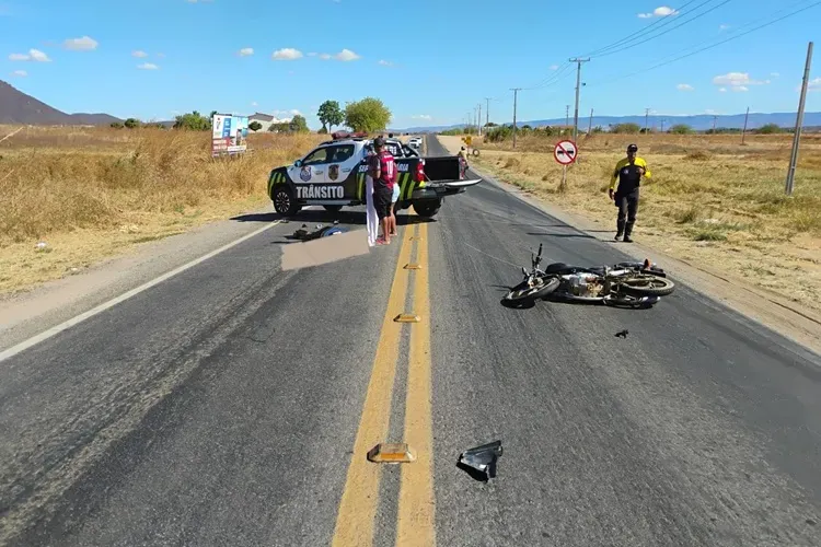 Motociclista perde controle, é arremessado a 80 metros e fica gravemente ferido em Guanambi