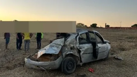 Motorista fica ferido após carro capotar às margens da BR-122 em Candiba