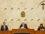 Com placar em 4 a 3, Dino pede vista e adia julgamento sobre Moraes e Mendonça no STF
