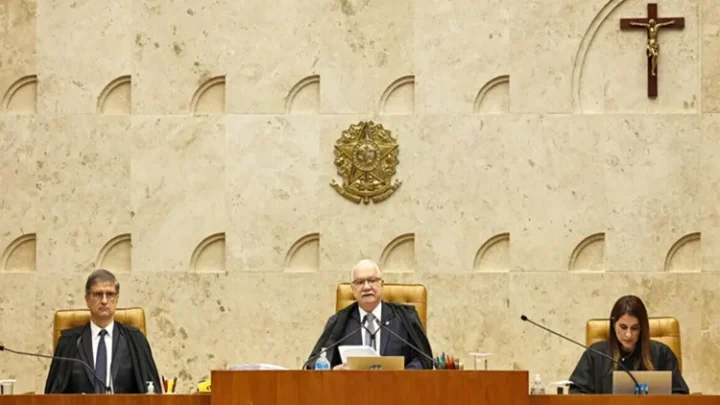 Com placar em 4 a 3, Dino pede vista e adia julgamento sobre Moraes e Mendonça no STF