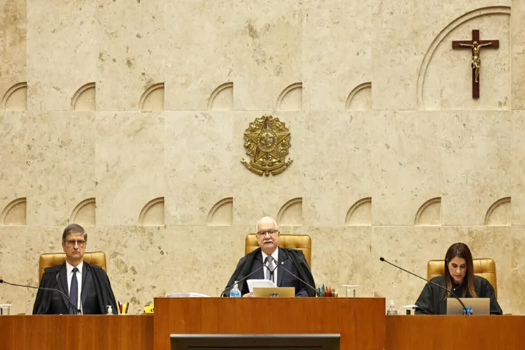 Com placar em 4 a 3, Dino pede vista e adia julgamento sobre Moraes e Mendonça no STF