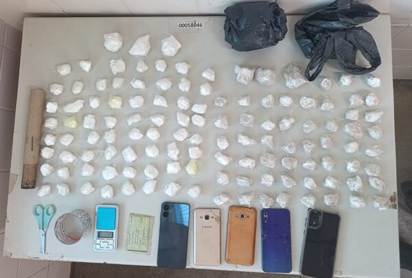 Casal é preso após polícia apreender mais de 100 porções de drogas em residência de Guanambi