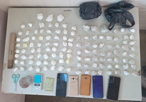 Casal é preso após polícia apreender mais de 100 porções de drogas em residência de Guanambi