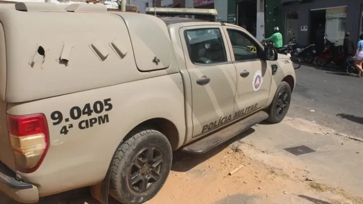 Homem é preso em flagrante após tentar enforcar mulher e quebrar casa em Macaúbas