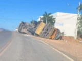 Caminhão carregado de ureia tomba na Curva dos 5, em Brumado
