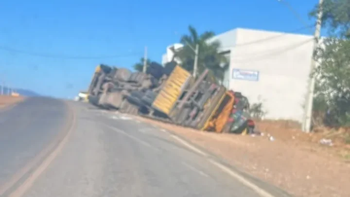 Caminhão carregado de ureia tomba na Curva dos 5, em Brumado