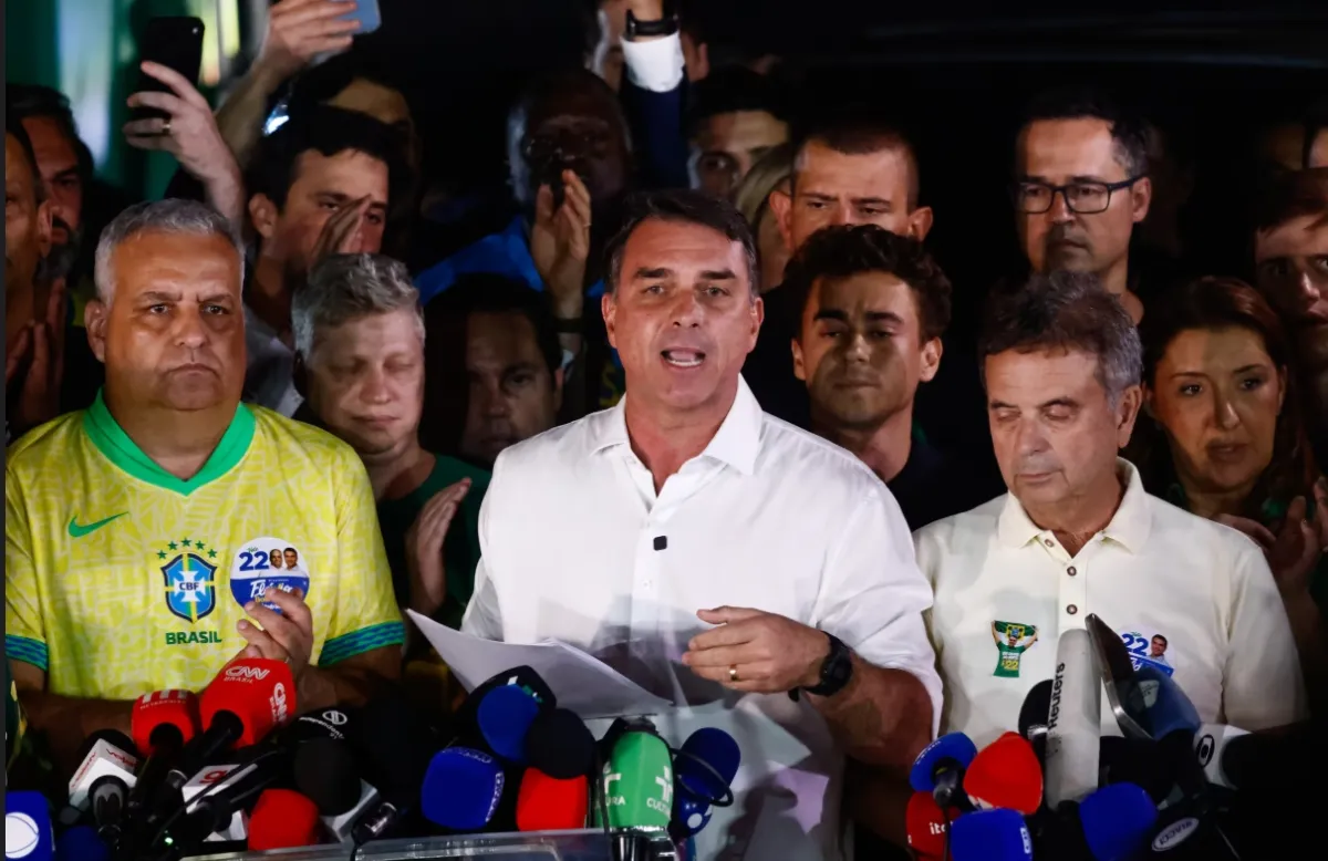 Flávio Bolsonaro diz ser ‘impossível reconhecer resultado da eleição’ e que pedirá anulação