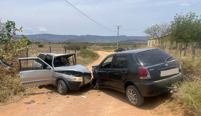 Colisão entre dois carros deixa três pessoas feridas na zona rural de Guanambi