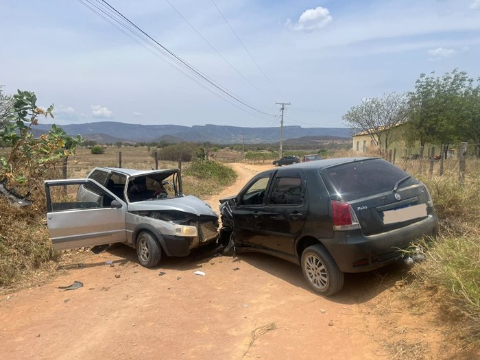 Colisão entre dois carros deixa três pessoas feridas na zona rural de Guanambi