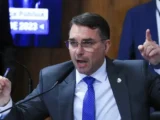 Flávio Bolsonaro viaja para os EUA após derrota nas Eleições 2026