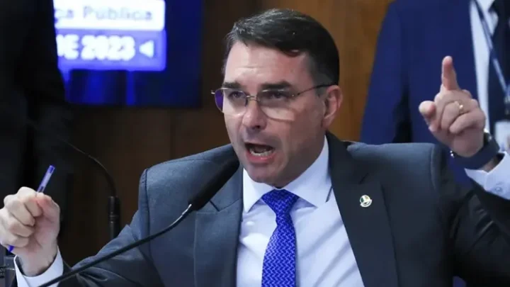Flávio Bolsonaro viaja para os EUA após derrota nas Eleições 2026