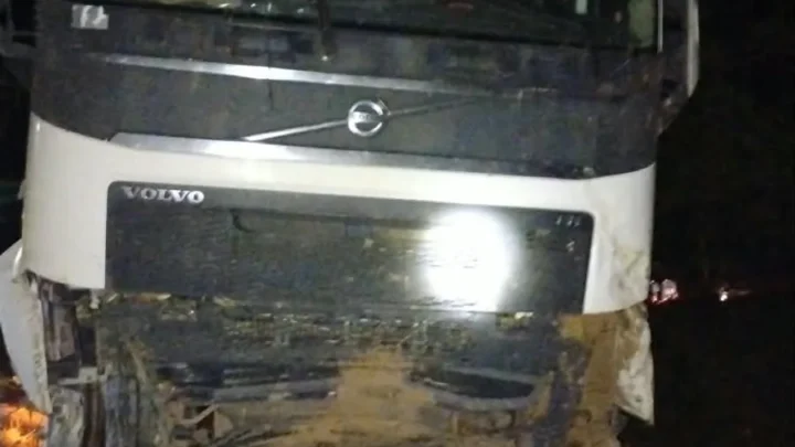 Motorista morre após carreta carregada de pedras cair em ribanceira em Guanambi