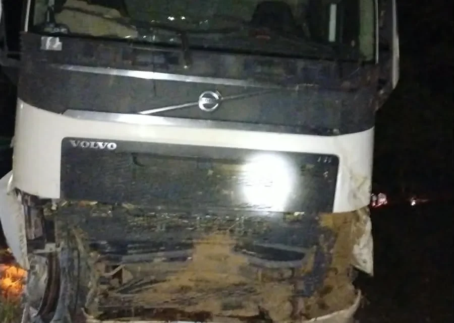 Motorista morre após carreta carregada de pedras cair em ribanceira em Guanambi