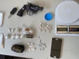 Dois homens são detidos após perseguição policial e apreensão de arma e drogas em Guanambi Dois homens são detidos após perseguição policial e apreensão de arma e drogas em Guanambi